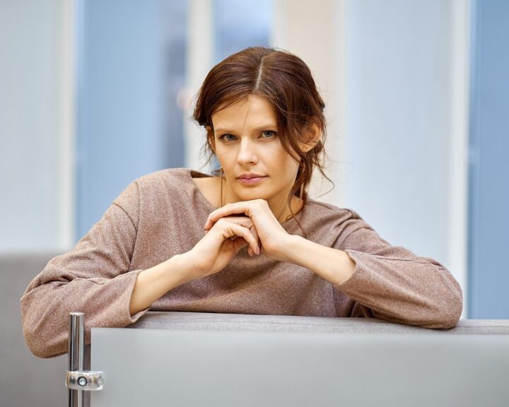 Nanen katsoo kameraan pöydän takaa